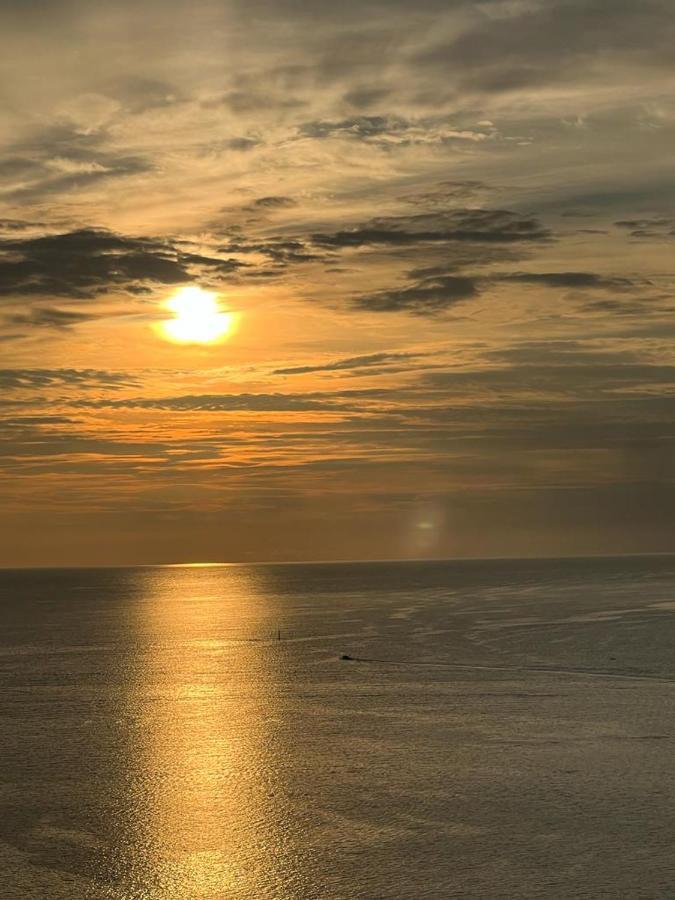 Kota Kinabalu City Centre @ The Shore By Casa Yolo Екстер'єр фото